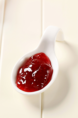 포토 JPG 해외이미지 실내 사람없음 숟가락 흰배경 딸기잼 과일잼 해외202004 해외202105 해외포토 백그라운드 수저 내부 흰색 잼 파일형식
