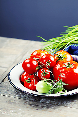 포토 JPG 해외이미지 접시 토마토 방울토마토 실내 사람없음 신선 담기 해외202004 해외포토 식기 채소 모션 내부 파일형식
