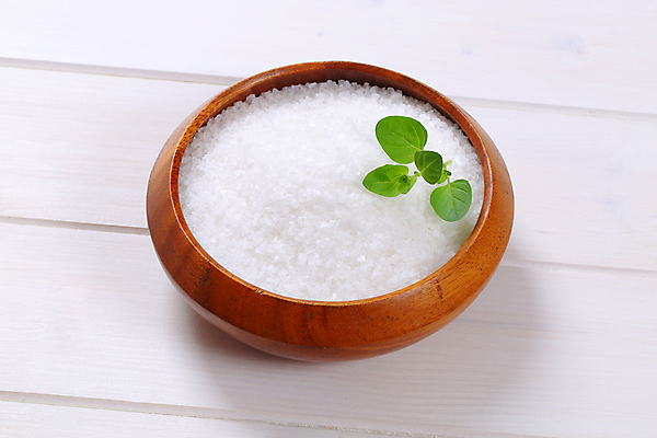 포토 JPG 해외이미지 스튜디오촬영 실내 사람없음 가득함 담기 소금 나무그릇 나무배경 해외202004 해외202105 해외포토 그릇 백그라운드 모션 내부 목재 파일형식