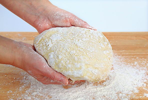 포토 JPG 해외이미지 손 실내 들기 신체부위 흰배경 밀가루 제빵 요리중 나무도마 해외202004 해외202105 해외포토 백그라운드 모션 도마 사람 내부 목재 제과제빵 흰색 가루 파일형식