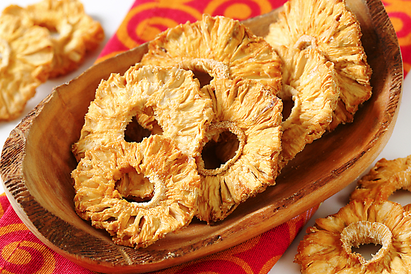 포토 JPG 해외이미지 실내 사람없음 장식 빨간색 하이앵글 파인애플 흰배경 냅킨 건과일 나무접시 해외202004 해외202105 해외포토 접시 뷰포인트 컬러 백그라운드 과일 건조 내부 흰색 열대과일 파일형식