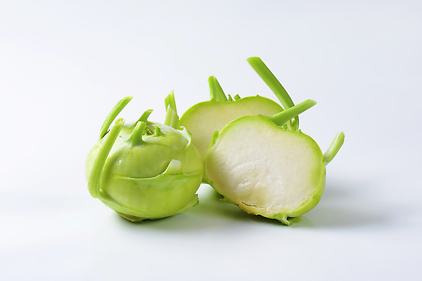 포토 JPG 해외이미지 스튜디오촬영 음식 채소 건강 사람없음 신선 횡단보도 자르기 흰배경 유기농 반쪽 날것 구역 숙성 식용 콜라비 세련 비건 해외202004 해외202105 해외포토 웰빙 백그라운드 모션 실내 흰색 보행로 채식주의자 파일형식