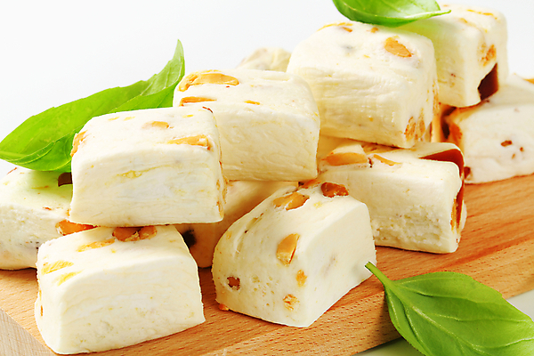 포토 JPG 해외이미지 스튜디오촬영 잎 사람없음 과자 견과류 달콤 나무도마 해외202004 해외202105 해외포토 식물 디저트 도마 실내 목재 맛 파일형식