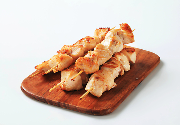 포토 JPG 해외이미지 실내 사람없음 닭고기 흰배경 꼬치요리 나무도마 닭꼬치 해외202004 해외202105 해외포토 백그라운드 도마 육류 요리 내부 목재 흰색 꼬치 파일형식