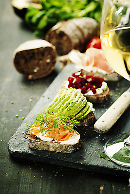 포토 JPG 해외이미지 접시 빵 채소 실내 샌드위치 근접촬영 사람없음 아웃포커스 와인 카나페 날것 토스트 연어 아보카도 석판 연어요리 연어회 해외202004 해외포토 식기 음식 뷰포인트 과일 주류 서양음식 촬영기법 어류 내부 생선회 파일형식