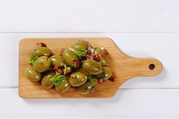 포토 JPG 해외이미지 스튜디오촬영 실내 사람없음 하이앵글 흰배경 올리브 나무도마 올리브절임 해외202004 해외202105 해외포토 열매 뷰포인트 백그라운드 도마 내부 목재 흰색 절임 파일형식