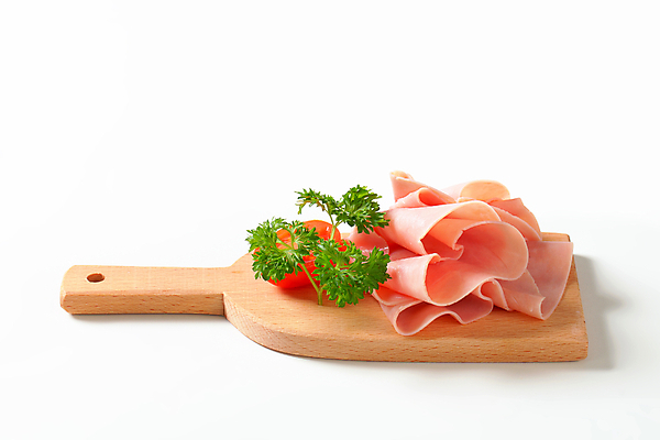 포토 JPG 해외이미지 스튜디오촬영 음식 토마토 도마 파슬리 육류 돼지고기 사람없음 치킨 신선 흰배경 햄 슬라이스 고립 얇은 편육 해외202004 해외202105 해외포토 백그라운드 채소 식재료 주방용품 실내 흰색 닭고기요리 파일형식