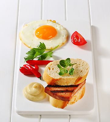 포토 JPG 해외이미지 접시 음식 조각 도마 샌드위치 육류 돼지고기 사람없음 식사 소고기 흰색 소시지 그릴 아침식사 바게트 바비큐 머스터드 매움 브런치 점심식사 땅바닥 송아지고기 정물화 해외202004 해외202105 해외포토 식기 빵 컬러 식재료 주방용품 바닥 소스_음식 가공식품 맛 그림 파일형식