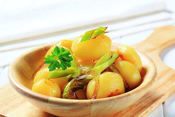 포토 JPG 해외이미지 접시 음식 채소 부분 반찬 양파 감자 도마 요리 사람없음 목재 식사 사발 부추 반주 채식주의자 해외202004 해외202105 해외포토 나무 식기 재료 주방용품 사기그릇 채식 파일형식 식물 그릇 생활용품 오브젝트