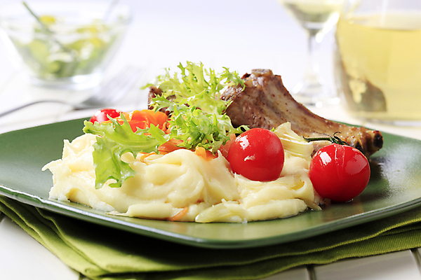 포토 JPG 해외이미지 접시 음료 음식 토마토 채소 유리 반찬 감자 육류 돼지고기 요리 사람없음 초록색 식사 저녁식사 신선 고명 인스턴트 상추 화이트와인 굽기 바비큐립 점심식사 해외202004 해외202105 해외포토 식기 컬러 식재료 재질 와인 바비큐 구이 파일형식