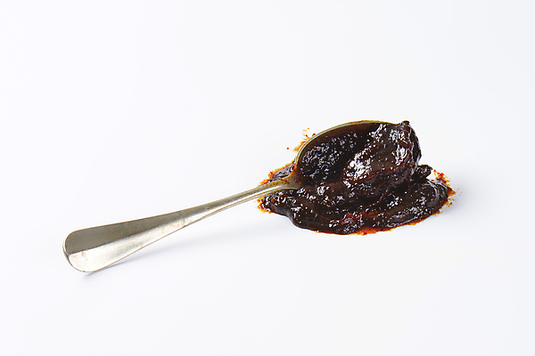 포토 JPG 해외이미지 스튜디오촬영 실내 사람없음 숟가락 흰배경 자두 과일잼 해외202004 해외202105 해외포토 백그라운드 과일 수저 내부 흰색 잼 파일형식