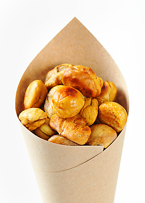 포토 JPG 해외이미지 종이 실내 사람없음 가득함 흰배경 군밤 해외202004 해외202105 해외포토 백그라운드 내부 흰색 밤_견과류 굽기 파일형식