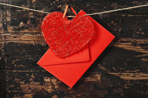 포토 JPG 해외이미지 편지봉투 실내 매달리기 사람없음 하트 편지 나무바닥 노끈 나무집게 해외202004 해외포토 모양 줄 모션 봉투 바닥 집게 내부 목재 파일형식