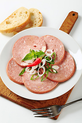 포토 JPG 해외이미지 음식 빵 양파 도마 육류 돼지고기 사람없음 신선 소시지 아침식사 애피타이저 자르기 슬라이스 파 땅바닥 살라미 정물화 편육 해로움 개조 해외202004 해외202105 해외포토 컨셉 채소 식재료 모션 주방용품 바닥 식사 가공식품 그림 파일형식