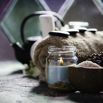 포토 JPG 해외이미지 실내 근접촬영 사람없음 수건 찻주전자 아로마 향초 아로마테라피 스톤 입욕소금 해외202004 해외포토 뷰포인트 초 주전자 내부 위생용품 미용용품 소금 테라피 파일형식