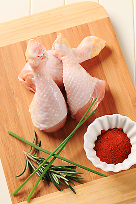 포토 JPG 해외이미지 실내 생고기 사람없음 하이앵글 닭고기 신선 흰배경 날것 종지 닭다리 로즈메리 쪽파 나무도마 생닭 파프리카가루 해외202004 해외202105 해외포토 그릇 뷰포인트 백그라운드 도마 육류 내부 목재 흰색 닭 가루 허브 파 파일형식