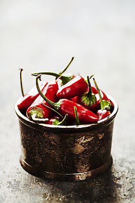 포토 JPG 해외이미지 그릇 식재료 사람없음 담기 매움 나무바닥 홍고추 해외202004 해외포토 식기 모션 고추 바닥 맛 파일형식