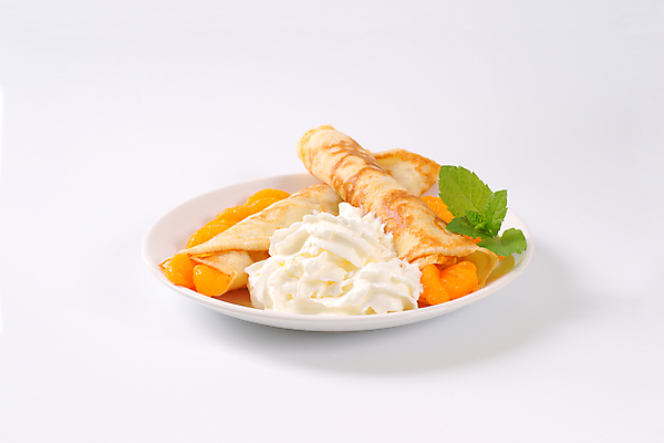 포토 JPG 해외이미지 접시 귤 실내 사람없음 달콤 흰배경 생크림 크레이프 해외202004 해외202105 해외포토 식기 백그라운드 과일 디저트 내부 흰색 맛 크림 파일형식