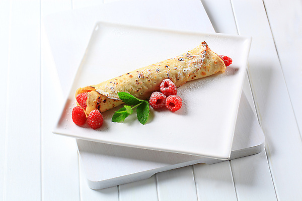 포토 JPG 해외이미지 접시 실내 사람없음 달콤 흰배경 산딸기 슈가파우더 크레이프 해외202004 해외202105 해외포토 식기 백그라운드 과일 디저트 내부 흰색 맛 파일형식