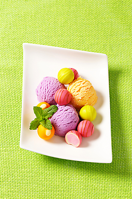 포토 JPG 해외이미지 접시 음식 분홍색 오렌지 과일 공 딸기 아이스크림 디저트 귤 사탕 사람없음 초록색 초콜릿 보라색 여러개 대접 달콤 맛 받침대 냅킨 머리위 라임 해외202004 해외202105 해외포토 식기 컬러 다수 컨셉 파일형식