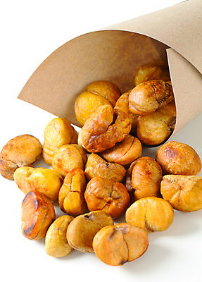 포토 JPG 해외이미지 종이 실내 사람없음 가득함 흰배경 쏟아짐 군밤 해외202004 해외202105 해외포토 백그라운드 모션 내부 흰색 밤_견과류 굽기 파일형식