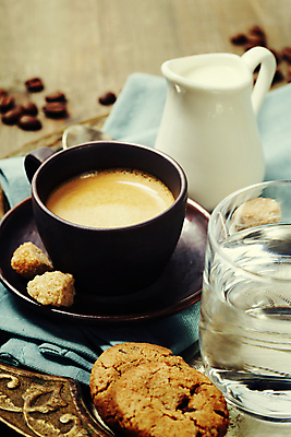 포토 JPG 해외이미지 스튜디오촬영 커피 쟁반 실내 사람없음 쿠키 원두 커피잔 물컵 프림 해외202004 해외포토 음료 디저트 잔 내부 컵 파일형식