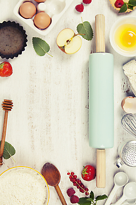 포토 JPG 해외이미지 그릇 딸기 사람없음 하이앵글 계란 사과 민트 계란껍데기 흰배경 산딸기 밀가루 밀대 계량스푼 나무숟가락 계란판 머핀틀 크랜베리 카피스페이스 해외202004 해외포토 식기 열매 뷰포인트 백그라운드 과일 주방용품 알 숟가락 공백 흰색 가루 허브 파일형식