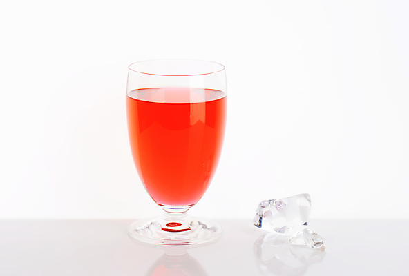 포토 JPG 해외이미지 스튜디오촬영 잔 실내 사람없음 얼음 과일주스 흰배경 해외202004 해외202105 해외포토 자연요소 식기 백그라운드 과일 내부 주스 흰색 파일형식