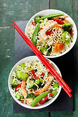 포토 JPG 해외이미지 그릇 젓가락 새우 파프리카 도마 사람없음 하이앵글 당근 브로콜리 완두콩 동양음식 초록배경 해외202004 해외포토 식기 음식 뷰포인트 백그라운드 채소 주방용품 콩 뿌리채소 수저 갑각류 초록색 파일형식