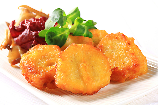 포토 JPG 해외이미지 접시 음식 조각 채소 감자 육류 사람없음 식사 치킨 튀김 흰색 점심식사 빵가루 해외202004 해외202105 해외포토 식기 컬러 식재료 닭고기요리 파일형식