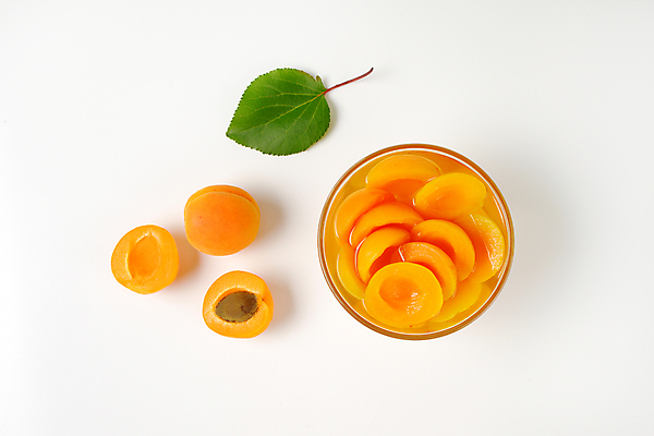 포토 JPG 해외이미지 스튜디오촬영 음식 디저트 사람없음 사발 달콤 흰배경 머리위 시럽 통조림 살구 해외202004 해외202105 해외포토 백그라운드 과일 실내 흰색 사기그릇 맛 파일형식