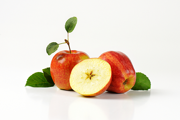 포토 JPG 해외이미지 스튜디오촬영 별 사람없음 신선 횡단보도 사과 흰배경 반쪽 날것 숙성 핵심 해외202004 해외202105 해외포토 자연요소 백그라운드 과일 실내 흰색 보행로 파일형식