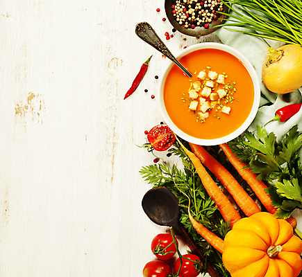 포토 JPG 해외이미지 스튜디오촬영 그릇 토마토 고추 호박 실내 사람없음 하이앵글 숟가락 당근 흰배경 나무바닥 후추 쪽파 단호박수프 해외202004 해외포토 식기 뷰포인트 백그라운드 채소 바닥 뿌리채소 수저 내부 흰색 수프 향신료 파 파일형식