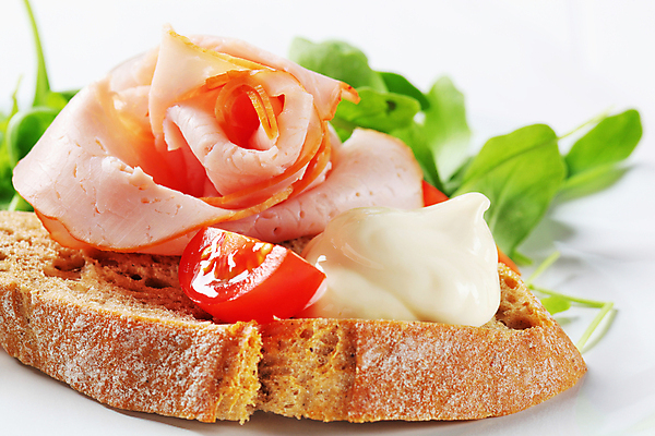 포토 JPG 해외이미지 스튜디오촬영 접시 음식 빵 조각 토마토 샌드위치 건강 육류 사람없음 로켓 신선 햄 마요네즈 루꼴라 얇은 저지방 해외202004 해외202105 해외포토 식기 채소 식재료 실내 소스_음식 기름_음식 파일형식