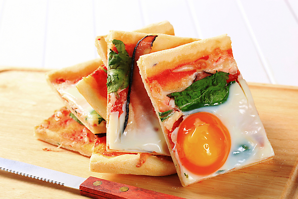 포토 JPG 해외이미지 음식 조각 잎 토마토 도마 피자 사람없음 계란 식사 굽기 브런치 베이컨 시금치 직사각형 점심식사 핸드메이드 프로슈토 해외202004 해외202105 해외포토 도형 식물 채소 주방용품 패스트푸드 서양음식 돼지고기 알 구이 햄 파일형식