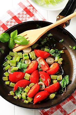 포토 JPG 해외이미지 조각 토마토 채소 양파 건강 사람없음 검은색 기름 먹기 허브 묘사 머리위 부추 바질 음식준비 채식주의자 개조 해외202004 해외202105 해외포토 식물 음식 컬러 모션 준비 채식 파일형식
