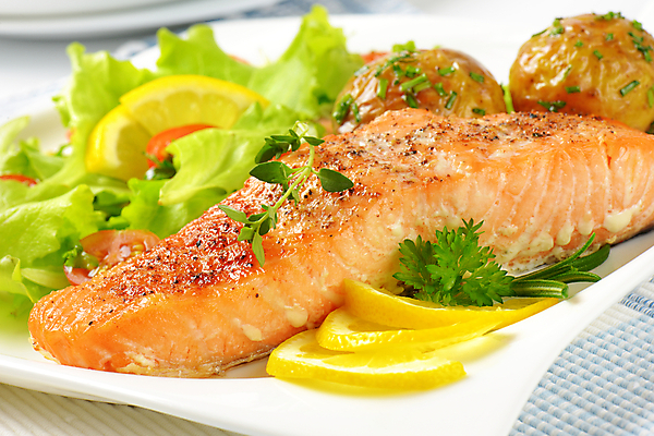 포토 JPG 해외이미지 접시 음식 토마토 채소 감자 건강 어류 요리 사람없음 식사 저녁식사 샐러드 상추 레몬 묘사 연어 점심식사 메인요리 해외202004 해외202105 해외포토 식기 과일 수중동물 파일형식