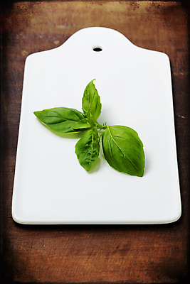 포토 JPG 해외이미지 도마 도마_주방용품 실내 사람없음 바질 나무탁자 해외202004 해외포토 탁자 주방용품 내부 파일형식