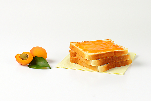 포토 JPG 해외이미지 스튜디오촬영 실내 사람없음 식탁보 흰배경 과일잼 살구 살구잼 해외202004 해외202105 해외포토 백그라운드 과일 내부 흰색 잼 파일형식