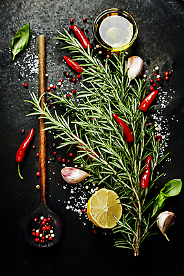 포토 JPG 해외이미지 검은배경 실내 마늘 사람없음 올리브오일 레몬 허브 홍고추 유리그릇 바질 로즈메리 나무주걱 통후추 해외202004 해외포토 식물 그릇 백그라운드 채소 과일 유리 고추 내부 목재 검은색 기름_음식 주걱 후추 파일형식