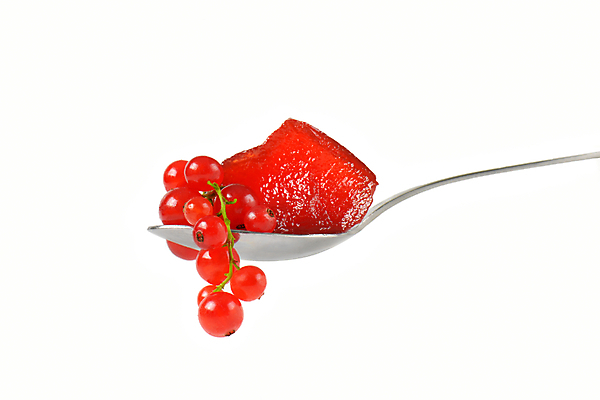 포토 JPG 해외이미지 스튜디오촬영 실내 사람없음 숟가락 흰배경 과일잼 과일젤리 레드커런트 해외202004 해외202105 해외포토 열매 백그라운드 수저 내부 흰색 잼 젤리 파일형식