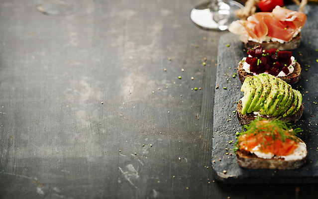 포토 JPG 해외이미지 검은배경 실내 사람없음 이탈리아음식 애피타이저 바게트 햄 연어 아보카도 돌판 브루스케타 비트 카피스페이스 해외202004 해외포토 음식 빵 백그라운드 채소 과일 서양음식 육류 어류 내부 검은색 공백 돌_바위 파일형식