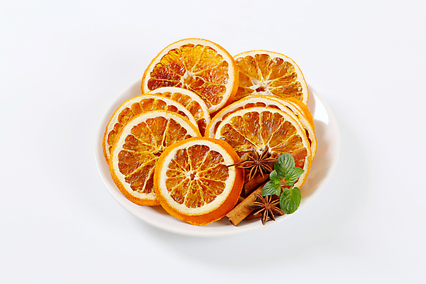 포토 JPG 해외이미지 접시 오렌지 실내 사람없음 민트 흰배경 건과일 시나몬스틱 해외202004 팔각회향 해외202105 해외포토 식기 백그라운드 과일 건조 내부 흰색 허브 향신료 시나몬 파일형식