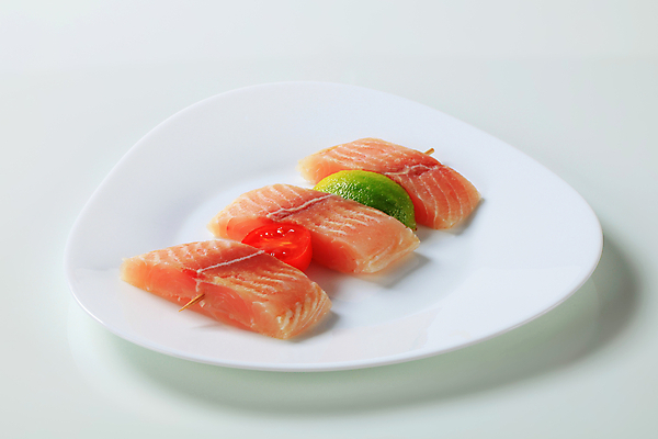 포토 JPG 해외이미지 스튜디오촬영 접시 음식 토마토 건강 어류 사람없음 흰색 신선 꼬치 날것 슬라이스 라임 송어 음식준비 해외202004 해외202105 송어회 해외포토 식기 컬러 채소 과일 실내 수중동물 생선회 준비 파일형식