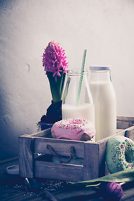 포토 JPG 해외이미지 디저트 실내 빨대 사람없음 우유 도넛 달콤 우유병 나무상자 히아신스 해외202004 해외포토 꽃 음식 병_용기 유제품 내부 상자 맛 파일형식