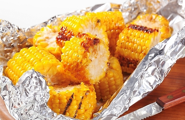 포토 JPG 해외이미지 실내 옥수수 사람없음 나이프 은박지 고소한맛 나무도마 옥수수구이 해외202004 해외202105 해외포토 식기 곡류 도마 내부 목재 칼 맛 구이 파일형식