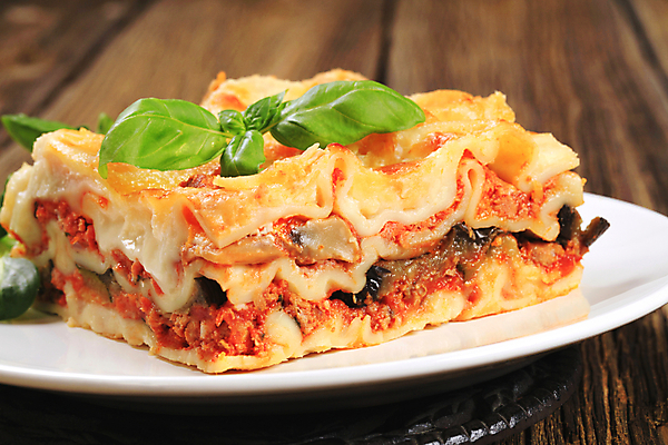 포토 JPG 해외이미지 접시 음식 조각 토마토 채소 치즈 파스타 육류 돼지고기 요리 사람없음 치킨 버섯 그라탱 다진 라자냐 캐서롤 해외202004 해외202105 해외포토 식기 식재료 유제품 서양음식 용기_그릇 이탈리아음식 닭고기요리 파일형식