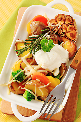 포토 JPG 해외이미지 접시 음식 다이어트 채소 반찬 치즈 감자 건강 마늘 요리 사람없음 식사 당근 흰색 인스턴트 브로콜리 굽기 머리위 로즈메리 점심식사 반주 백자 섞기 채식주의자 크림치즈 해외202004 해외202105 해외포토 식기 컬러 유제품 뿌리채소 도자기 구이 허브 채식 파일형식