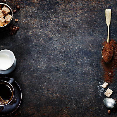 포토 JPG 해외이미지 검은배경 실내 사람없음 하이앵글 원두 커피잔 시럽컵 커피가루 해외202004 해외포토 커피 뷰포인트 백그라운드 잔 내부 검은색 가루 파일형식