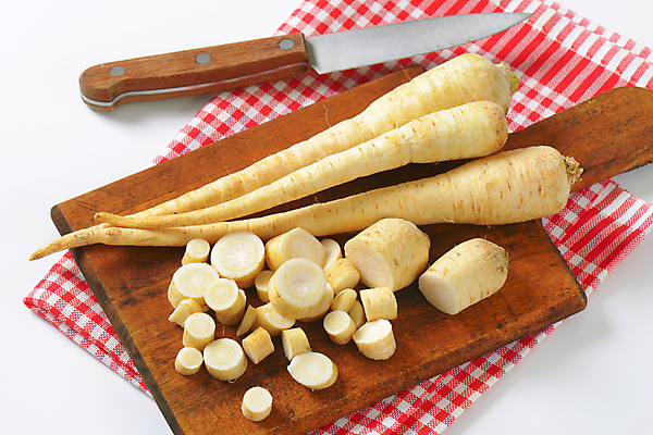 포토 JPG 해외이미지 스튜디오촬영 음식 재료 도마 파슬리 건강 사람없음 신선 그룹 다발 유기농 날것 슬라이스 뿌리 머리위 개조 해외202004 해외202105 해외포토 웰빙 채소 주방용품 실내 파일형식